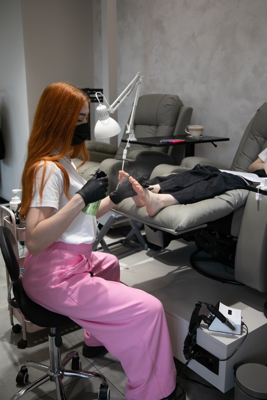 Precyzyjne wykonanie paznokci żelowych w CRYSTAL Nail Studio